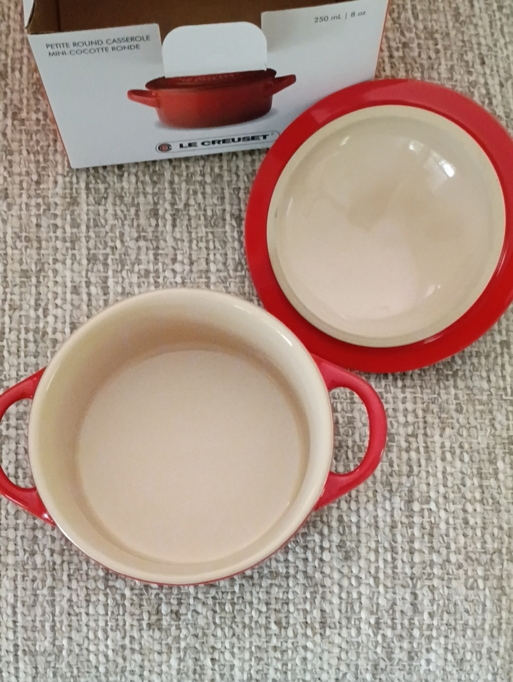 Le Creuset Holly Red Petite Round Casserole New In Box - Picture 6 of 7